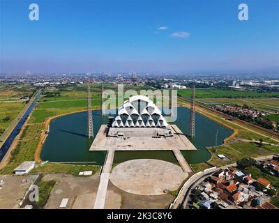 Belle vue aérienne de la Mosquée flottante de Gedebage, Java Ouest. Banque D'Images