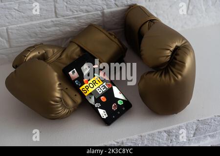 gants de boxe et smartphone avec paris. Banque D'Images
