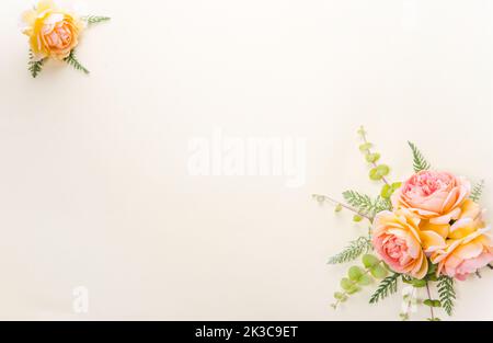 Composition créative d'automne roses orange fleurs sur fond crème. Automne, arrière-plan d'automne. Flat lay, vue de dessus, espace de copie Banque D'Images