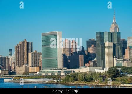 Vue aérienne depuis Queens vers le siège de l'Organisation des Nations Unies et de l'Empire State Building et Manhattan à New York, États-Unis Banque D'Images