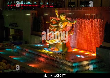 L'emblématique sculpture Prométhée au Rockefeller Center à Midtown Manhattan, New York Banque D'Images