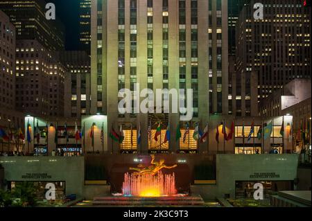 L'emblématique sculpture Prométhée au Rockefeller Center à Midtown Manhattan, New York Banque D'Images