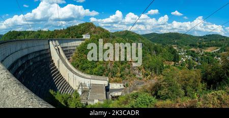 Bort-les-Orgues. Barrage qui retient les eaux de la Dordogne. Centrale hydroélectrique exposée par EDF. Correze Nouvelle Aquitaine. France Banque D'Images