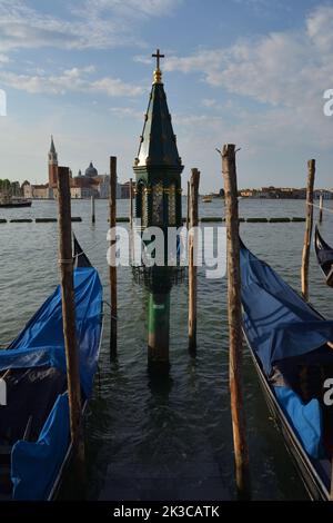 Gondoles de lagune de Venise sur le lever du soleil, Italie Banque D'Images