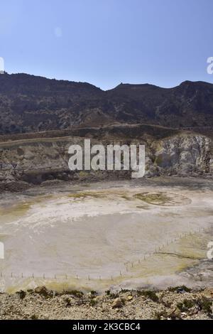 Une vue sur le cratère hydrothermal actif du volcan Stefanos sur l'île grecque de Nisyros lors d'une journée de vacances d'été. Banque D'Images