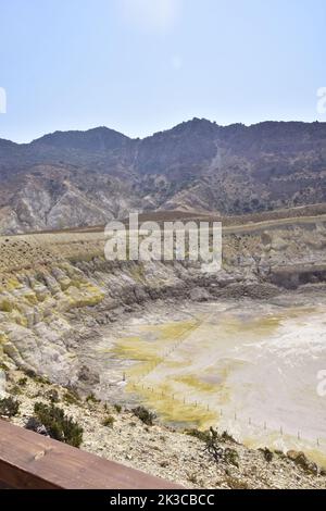 Une vue sur le cratère hydrothermal actif du volcan Stefanos sur l'île grecque de Nisyros lors d'une journée de vacances d'été. Banque D'Images