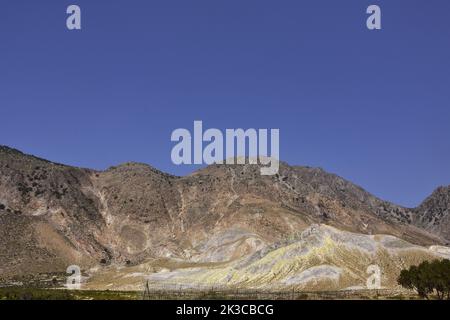 Une vue sur le cratère hydrothermal actif du volcan Stefanos sur l'île grecque de Nisyros lors d'une journée de vacances d'été. Banque D'Images