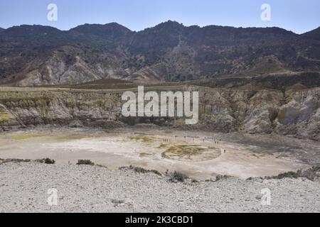 Une vue sur le cratère hydrothermal actif du volcan Stefanos sur l'île grecque de Nisyros lors d'une journée de vacances d'été. Banque D'Images