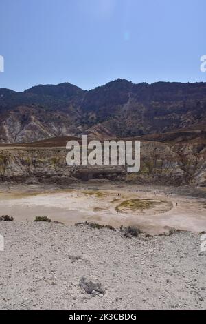 Une vue sur le cratère hydrothermal actif du volcan Stefanos sur l'île grecque de Nisyros lors d'une journée de vacances d'été. Banque D'Images