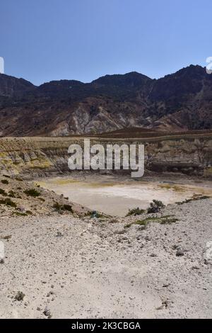 Une vue sur le cratère hydrothermal actif du volcan Stefanos sur l'île grecque de Nisyros lors d'une journée de vacances d'été. Banque D'Images