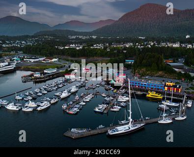 Vue sur le port de plaisance de Cow Bay. Prince Rupert, Canada. Banque D'Images