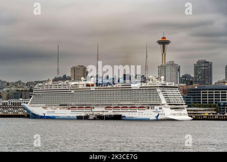 Navire de croisière Norwegian Bliss par Norwegian Cruise Line avec Space Needle en arrière-plan, Seattle, Washington, États-Unis Banque D'Images