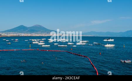 Vue sur la mer avec un vulcano en arrière-plan Banque D'Images