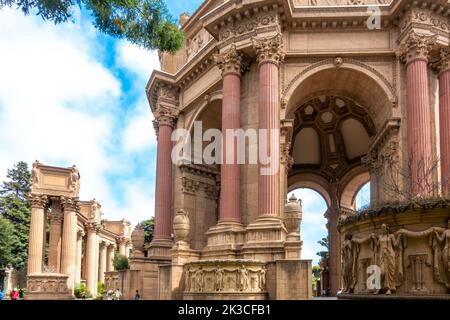 Le Palace of Fine Arts est une structure située dans le quartier de la marina de San Francisco, en Californie, avec une rotonde centrale. Banque D'Images