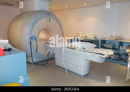 Un scanner IRM (considéré comme une machine IRM Philips Achieva) est un appareil IRM du corps entier destiné à l'examen des patients, dans un hôpital, utilisé pour les patients privés et non médicaux. Banque D'Images