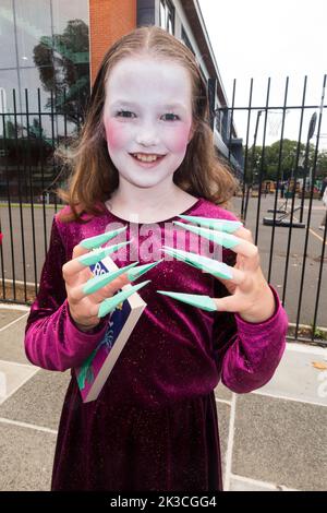 Année 6 fille de l'école primaire âgée d'environ 10 ans en robe fantaisie pour célébrer le jour de Roald Dahl. Elle est habillée comme une sorcière (la Grande Wiitch) du livre The Witches. (132) Banque D'Images