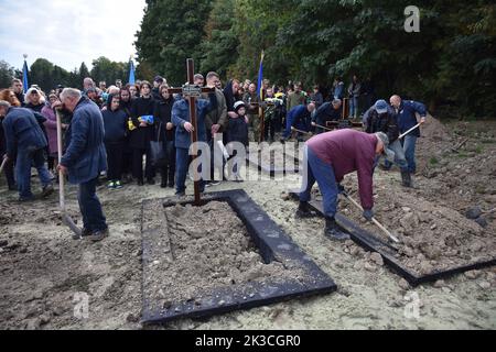 Lviv, Ukraine. 24th septembre 2022. Les sous-marins enterrent des cercueils au cimetière de Lychakiv à Lviv avec les corps des soldats ukrainiens Artem Tolochko, Mykola Panchenko et Yuriy Popov, qui sont morts à la suite de l'invasion militaire russe de l'Ukraine, des soldats ukrainiens Artem Tolochko, Mykola Panchenko et Yuriy Popov, Qui ont été tués par les troupes russes d'occupation, ont été enterrés à Lviv. En 24 février 2022, la Russie a envahi le territoire de l'Ukraine et a lancé une guerre à grande échelle. (Credit image: © Pavlo Palamarchuk/SOPA Images via ZUMA Press Wire) Banque D'Images