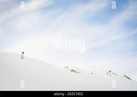 Station de ski Gudauri système de contrôle de l'Avalanche mélange de gaz explosant à l'intérieur du tube pour la protection contre les avalanches dans les montagnes enneigées Banque D'Images