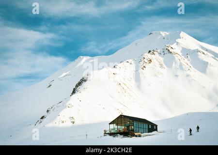 Vue panoramique panoramique sur le café de montagne en plein air sièges vides sans personne à la station de ski de Gudauri à la fin de la saison Banque D'Images