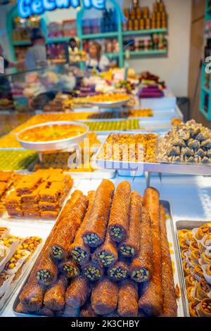 Antalya, Turquie - 10 septembre 2022: Les sucreries turques dans le magasin de rue dans les vieilles villes de Turquie. Banque D'Images