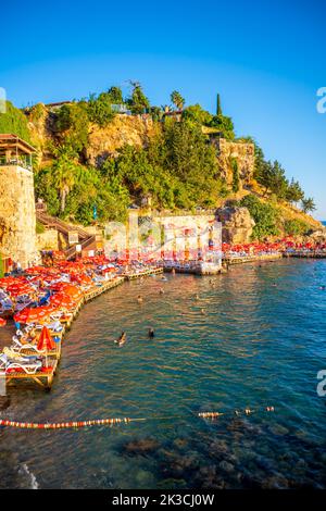 Antalya, Turquie - 10 septembre 2022: Les gens sur la plage près du port dans la vieille ville d'Antalya, Turquie Banque D'Images