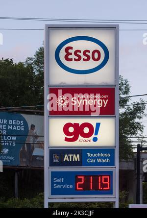 Avant du magasin ESSO Gas Station (ou ExxonMobil). Le prix de l'essence dépasse $2,15 le litre dans la région de l'Atlantique. HALIFAX, NOUVELLE-ÉCOSSE, CANADA - AOÛT 2022 Banque D'Images