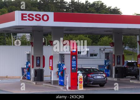 Avant du magasin ESSO Gas Station (ou ExxonMobil). Le prix de l'essence dépasse $2,15 le litre dans la région de l'Atlantique. HALIFAX, NOUVELLE-ÉCOSSE, CANADA - AOÛT 2022 Banque D'Images