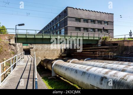 L'usine de stockage par pompage de Niederwartha, les réserves de pétrole du réservoir supérieur à la centrale électrique du réservoir inférieur Banque D'Images