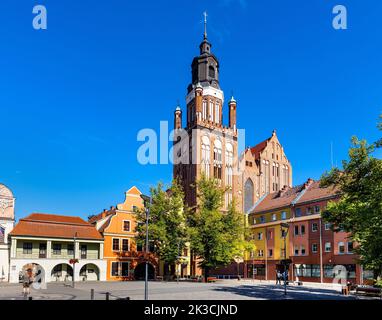 Stargard, Pologne - 11 août 2022: Panorama de la place du marché principal de Rynek avec la collégiale Sainte Marie, le musée de la ville et le guardhouse d'Odwach Banque D'Images