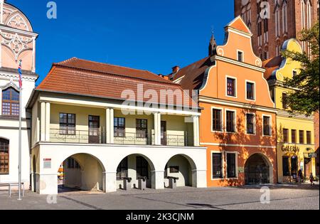 Stargard, Pologne - 11 août 2022: Hôtel de ville historique, bâtiment Ratusz et maison de guardhouse d'Odwach et musée archéologique sur la place du marché principal de Rynek Banque D'Images