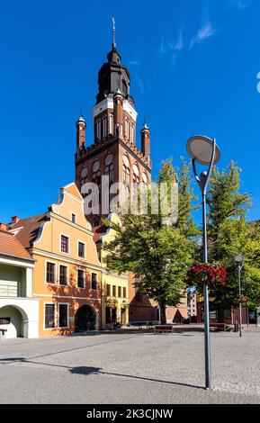 Stargard, Pologne - 11 août 2022: Panorama de la place du marché principal de Rynek avec la collégiale Sainte Marie, le musée de la ville et le guardhouse d'Odwach Banque D'Images