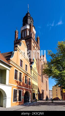 Stargard, Pologne - 11 août 2022: Panorama de la place du marché principal de Rynek avec la collégiale Sainte Marie, le musée de la ville et le guardhouse d'Odwach Banque D'Images