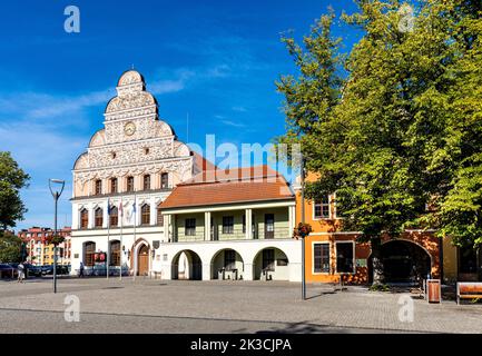 Stargard, Pologne - 11 août 2022 : hôtel de ville historique du XIIIe siècle, bâtiment Ratusz et guardhouse d'Odwach sur la place du marché principal de Rynek Banque D'Images