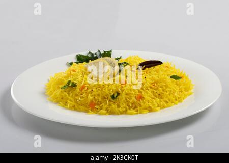 Le Chitranna ou le riz au citron indien, un plat végétarien indien populaire, typiquement fait pour le petit déjeuner. Banque D'Images