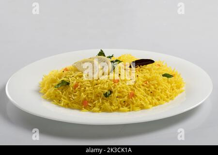 Le Chitranna ou le riz au citron indien, un plat végétarien indien populaire, typiquement fait pour le petit déjeuner. Banque D'Images