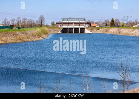 Usine de stockage par pompage de Niederwartha, arrivée d'eau dans le bassin supérieur, réservoir d'Oberwartha Banque D'Images