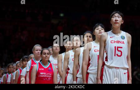 Sydney, Australie. 26th septembre 2022. Les joueurs de Chine (R) sont vus avant un match du Groupe A entre la Chine et Porto Rico lors de la coupe du monde de basket-ball 2022 de la FIBA pour femmes à Sydney, en Australie, le 26 septembre 2022. Credit: Hu Jingchen/Xinhua/Alay Live News Banque D'Images