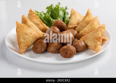 Samosha.Indian Delicious Deep Fried Breakfast Samosa aussi connu comme Samoosa isolé sur texture de bois fond Banque D'Images