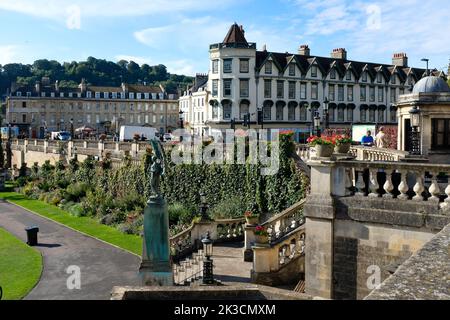 Vue sur Parade Gardens jusqu'à l'hôtel Abbey à Bath, Angleterre. 2022. Banque D'Images