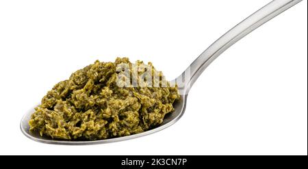 Sauce pesto au basilic dans une cuillère isolée sur fond blanc Banque D'Images