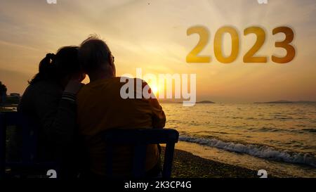 Bonne année 2023. Transition de 2022 au nouveau concept de l'an 2023 avec texte sur le ciel levant du soleil. Photo pour bannières, publication sur les réseaux sociaux. Banque D'Images