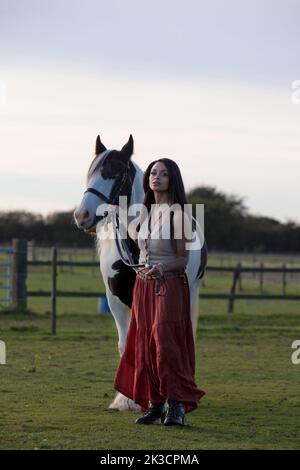 Interprétation d'une fille gitane de 19th ans avec son cheval Banque D'Images