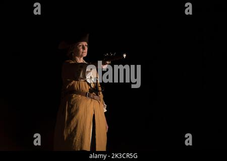 Interprétation d'une femme de 17th ou 18th siècles buccaneer, contrebandier ou autoroute pointant le pistolet de flintlock. Banque D'Images