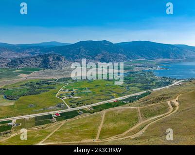 Vue sur la ville d'Osoyoos, dans la vallée de l'Okanagan, en Colombie-Britannique, Canada. Il est entouré par le désert, les vignobles, le lac et les montagnes. Banque D'Images