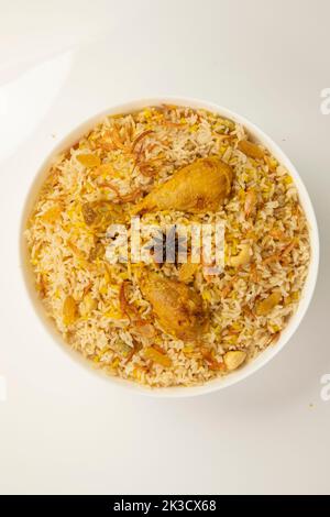 Poulet biriyani , poulet de style kerala dhum biriyani fait à l'aide de riz de la jeera et les épices arrangées dans le matériel de terre avec le raitha et le citron pickle comme côté d Banque D'Images