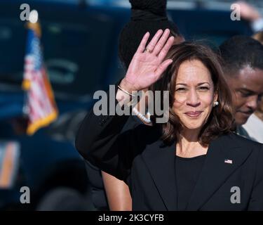 Fussa, Japon. 26th septembre 2022. Tokyo, Japon, 26 septembre 2022. Le vice-président américain Kamala Harris arrive lundi à 26 septembre 2022 avant les funérailles d'État de feu l'ancien Premier ministre japonais Shinzo Abe à la base aérienne de Yokota à Tokyo, au Japon. Photo par Keizo Mori/UPI crédit: UPI/Alay Live News Banque D'Images