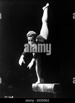 Gymnaste tchèque médaillée d'or VERA CASAVSKA à TOKYO OLYMPIADE le film documentaire officiel des Jeux Olympiques de 1964 (sorti en 1965) réalisateur KON ICHIKAWA musique Toshiro Mayuzumi Comité d'organisation des Jeux de la XVIII Olympiade / Toho Company Banque D'Images