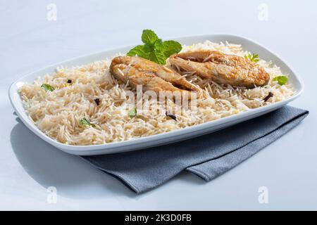 Biryani de poisson fait maison servi avec Raita sur le pot traditionnel en cuivre laiton, foyer sélectif Banque D'Images