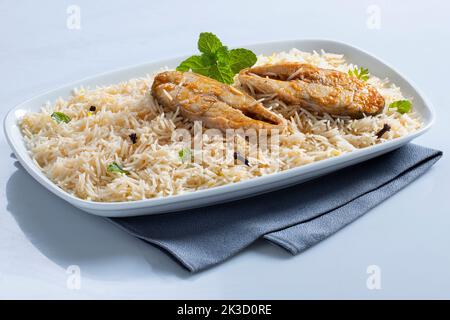 Biryani de poisson fait maison servi avec Raita sur le pot traditionnel en cuivre laiton, foyer sélectif Banque D'Images