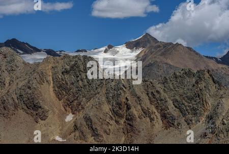 Vue à l'est depuis les montagnes au-dessus du col de Gavia, Passo di Gavia, Alpes italiennes. Banque D'Images